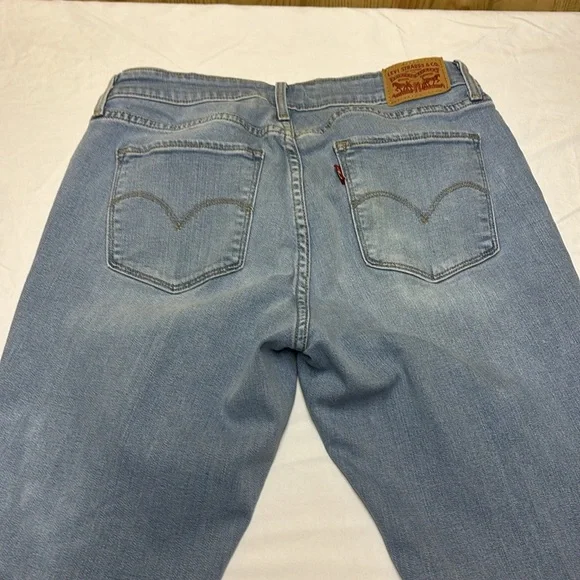 Levi’s Women's Light wash jeans - Picture 5 of 6
